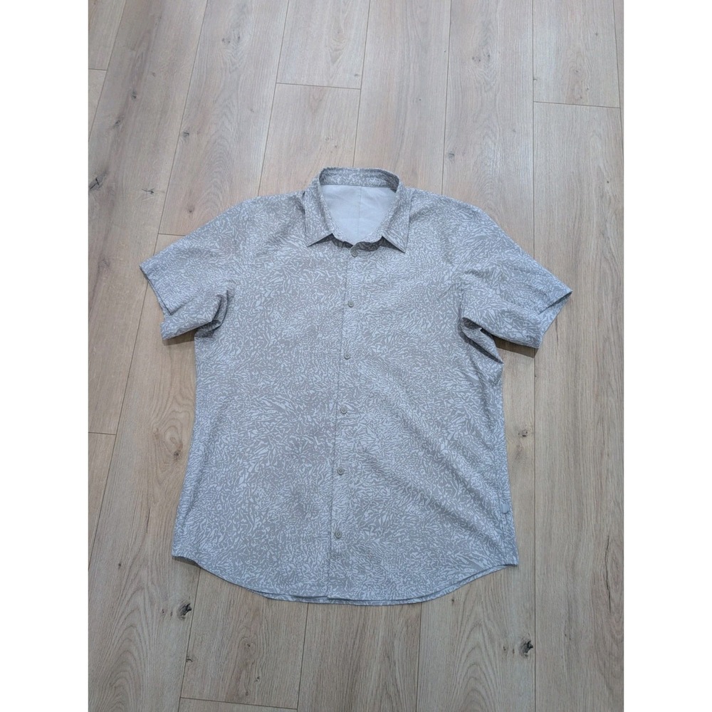 Lululemon Airing Easy Short Sleeve Button Down Shirt Size XL Mens Abstract